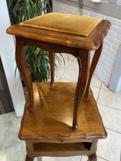 Guéridon ensemble gueridon et tabouret de style Louis XV en chêne massif