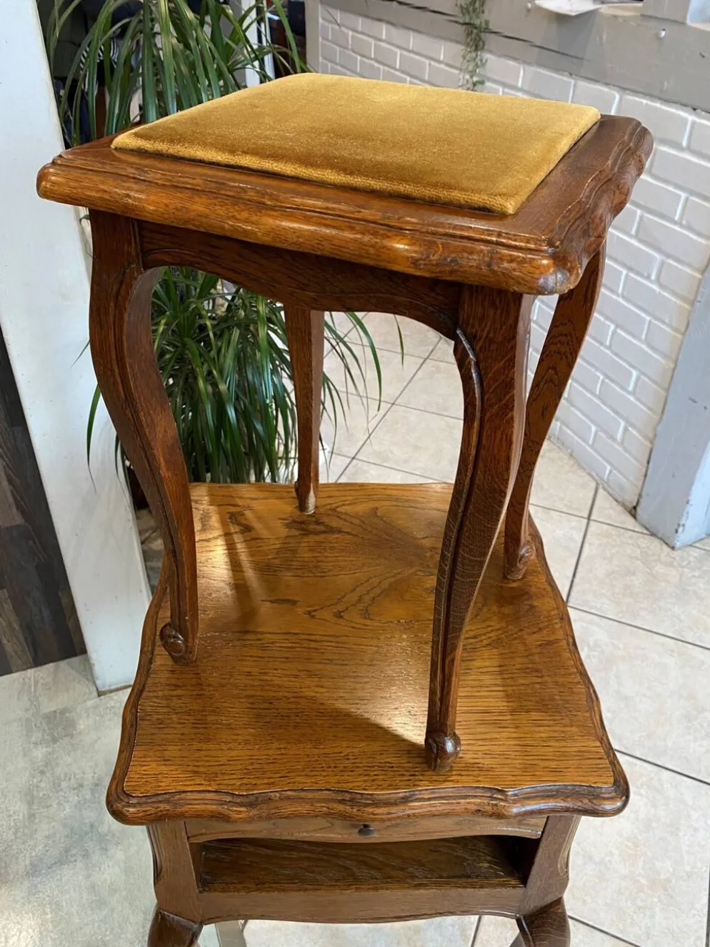 Guéridon ensemble gueridon et tabouret de style Louis XV en chêne massif