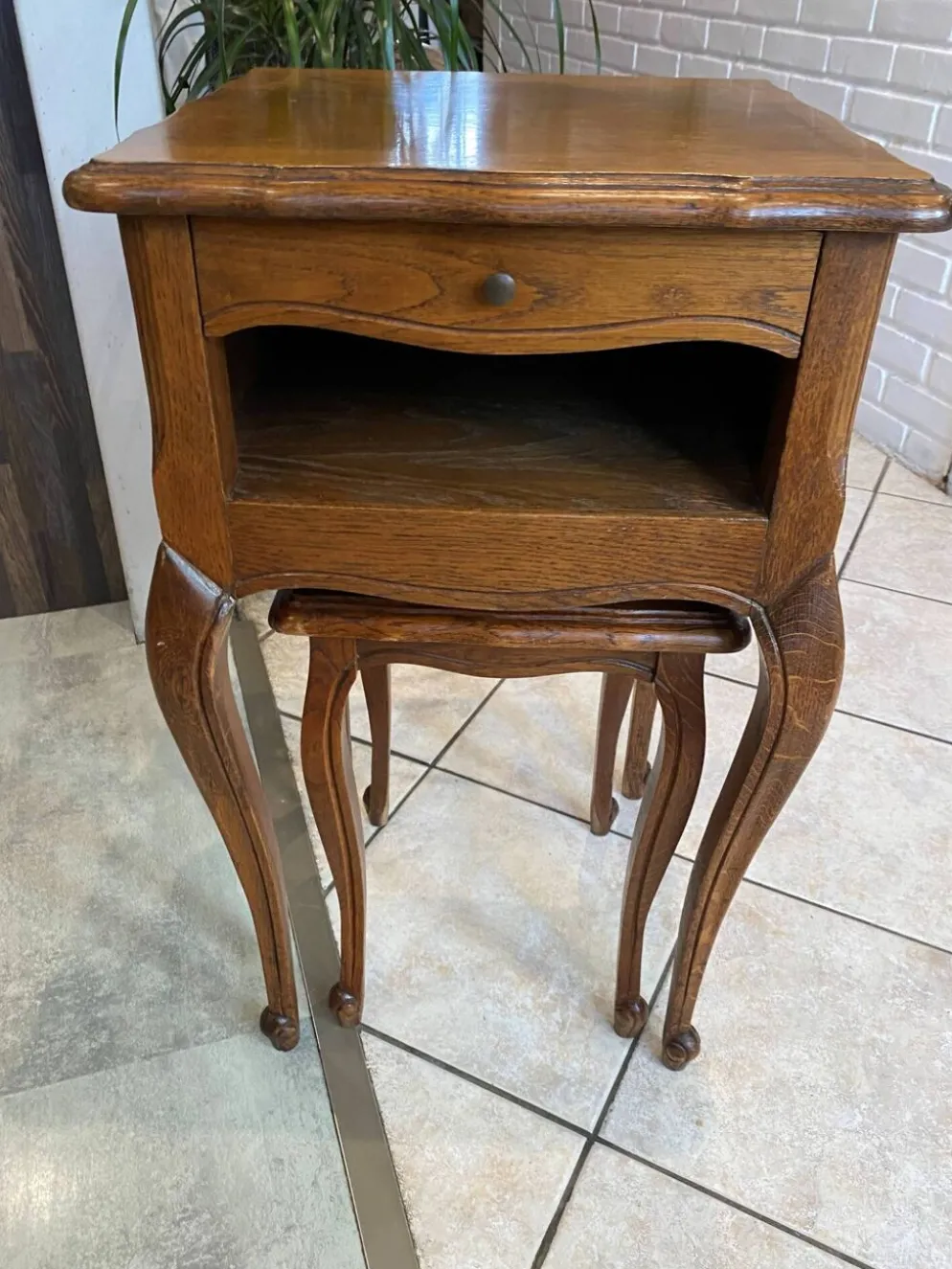 Guéridon ensemble gueridon et tabouret de style Louis XV en chêne massif
