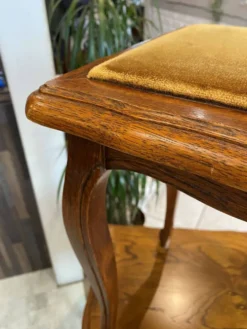 Guéridon ensemble gueridon et tabouret de style Louis XV en chêne massif