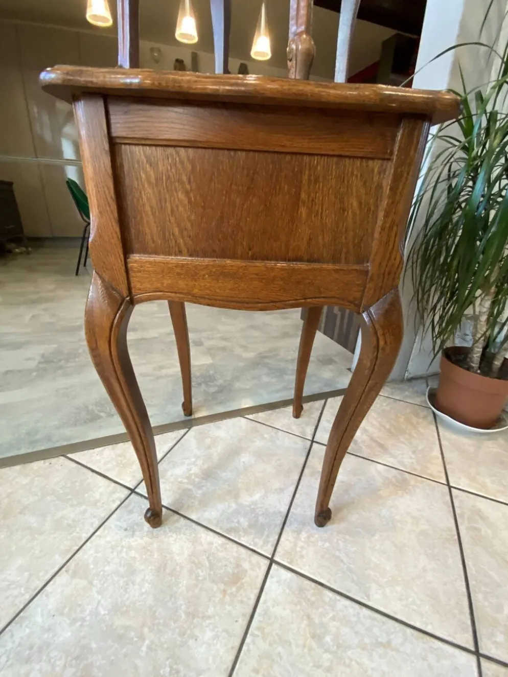 Guéridon ensemble gueridon et tabouret de style Louis XV en chêne massif