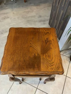 Guéridon ensemble gueridon et tabouret de style Louis XV en chêne massif