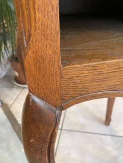 Guéridon ensemble gueridon et tabouret de style Louis XV en chêne massif