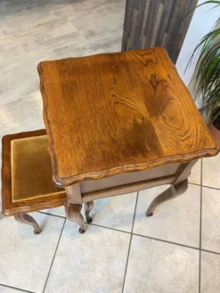 Guéridon ensemble gueridon et tabouret de style Louis XV en chêne massif