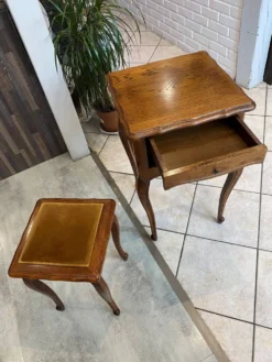 Guéridon ensemble gueridon et tabouret de style Louis XV en chêne massif