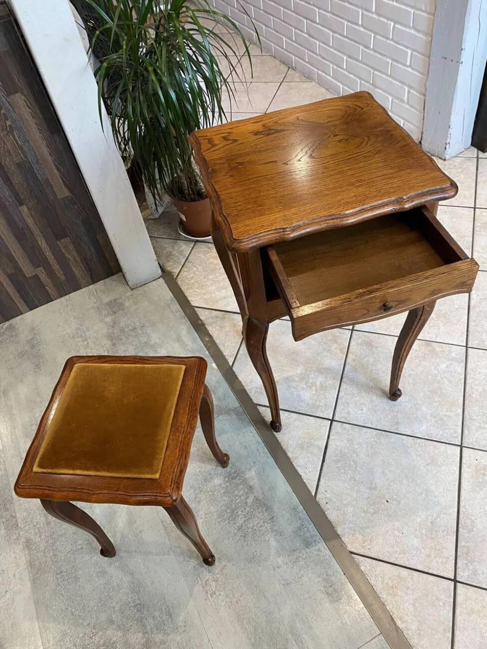 Guéridon ensemble gueridon et tabouret de style Louis XV en chêne massif
