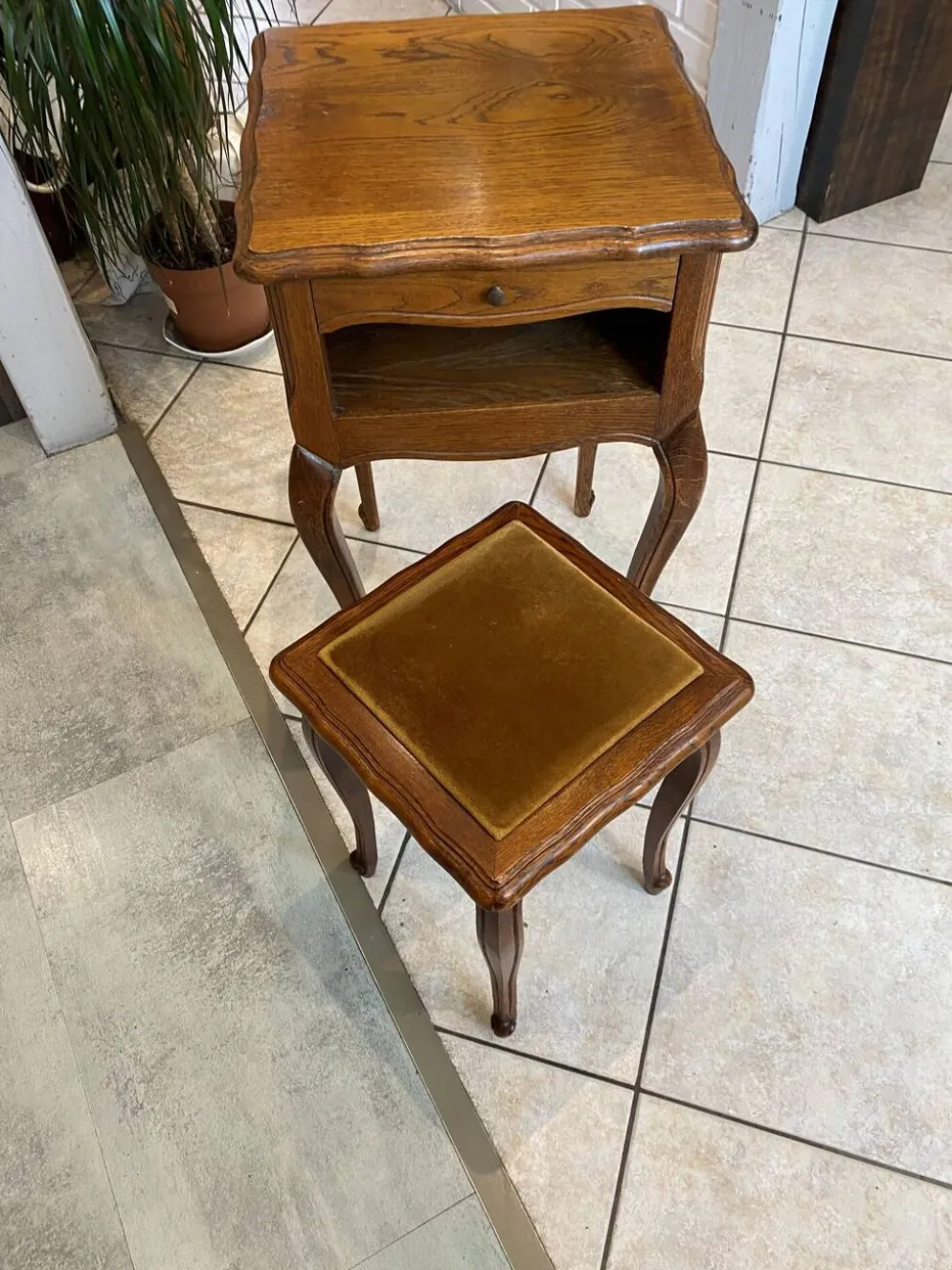 Guéridon ensemble gueridon et tabouret de style Louis XV en chêne massif