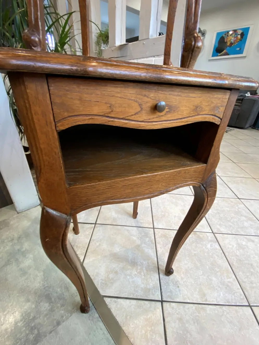 Guéridon ensemble gueridon et tabouret de style Louis XV en chêne massif
