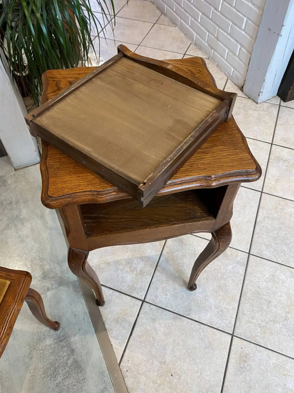 Guéridon ensemble gueridon et tabouret de style Louis XV en chêne massif