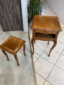 Guéridon ensemble gueridon et tabouret de style Louis XV en chêne massif