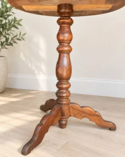 Guéridon rond ancien en bois – pied central tourné et piètement tripode