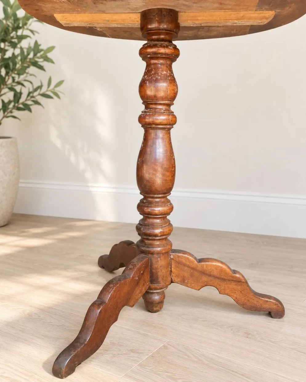 Guéridon rond ancien en bois – pied central tourné et piètement tripode