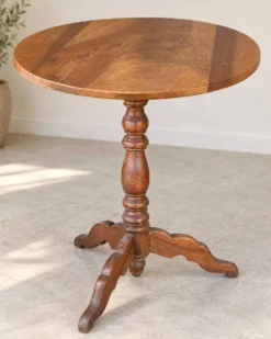 Guéridon rond ancien en bois – pied central tourné et piètement tripode