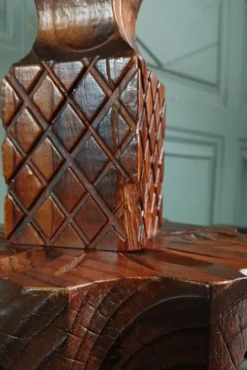 2 guéridons, tables d'appoint tripodes bois sculpté à la main. Espagne 40's