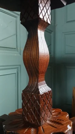 2 guéridons, tables d'appoint tripodes bois sculpté à la main. Espagne 40's