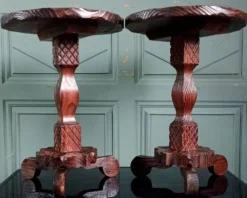 2 guéridons, tables d'appoint tripodes bois sculpté à la main. Espagne 40's