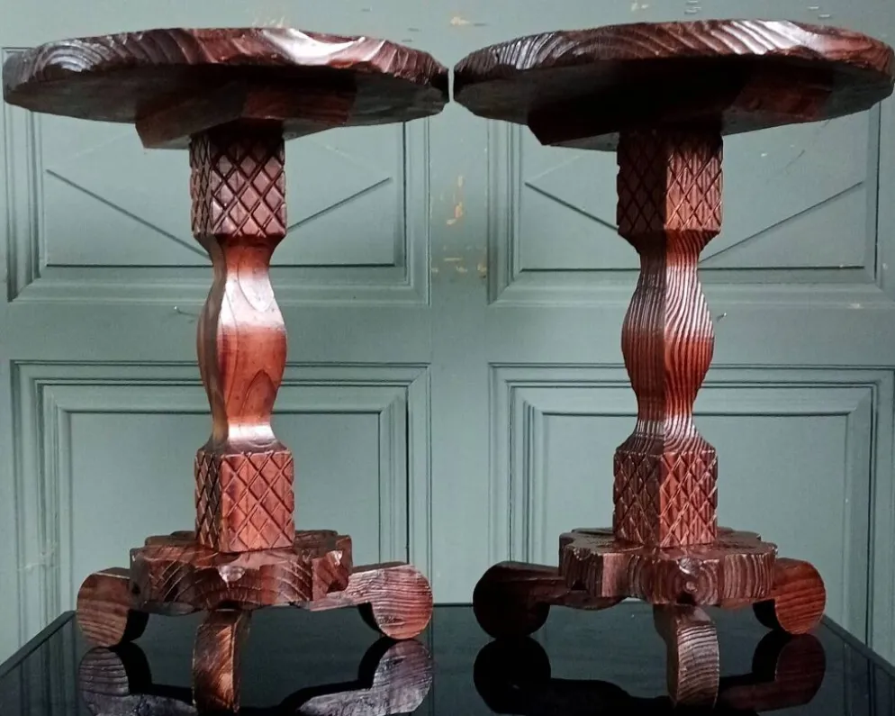 2 guéridons, tables d'appoint tripodes bois sculpté à la main. Espagne 40's