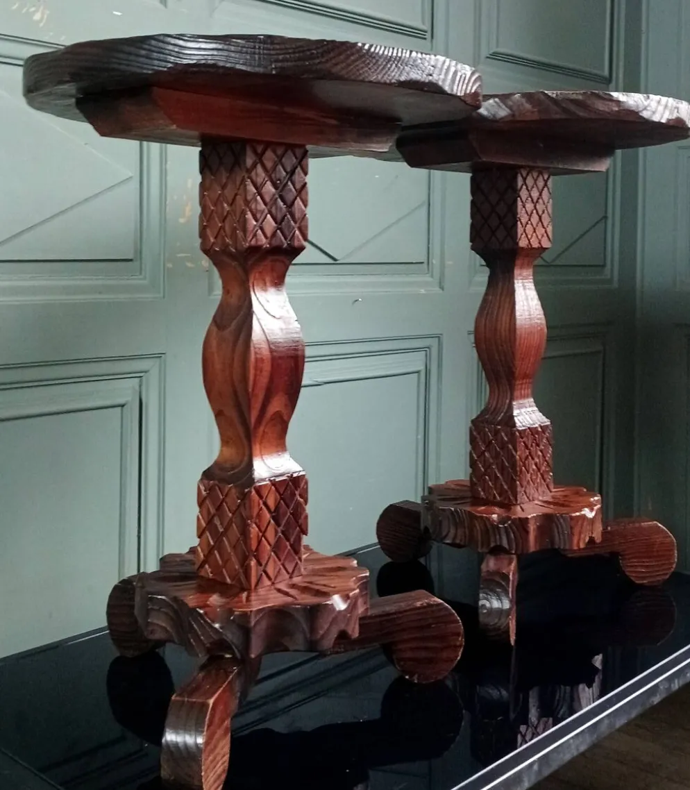 2 guéridons, tables d'appoint tripodes bois sculpté à la main. Espagne 40's