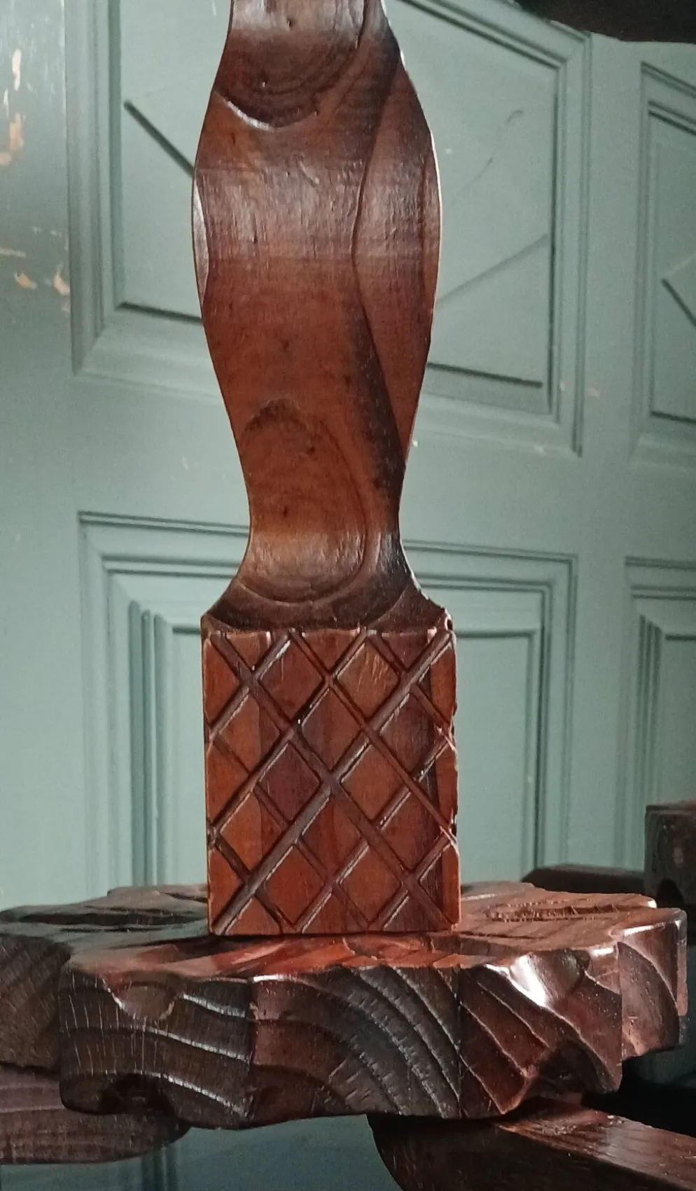 2 guéridons, tables d'appoint tripodes bois sculpté à la main. Espagne 40's