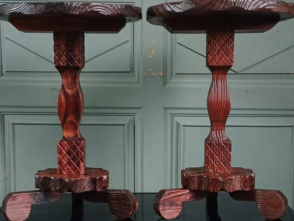 2 guéridons, tables d'appoint tripodes bois sculpté à la main. Espagne 40's