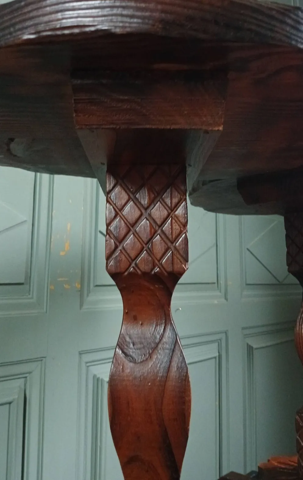 2 guéridons, tables d'appoint tripodes bois sculpté à la main. Espagne 40's