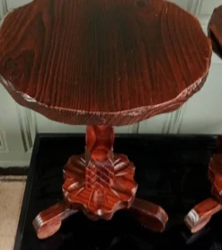 2 guéridons, tables d'appoint tripodes bois sculpté à la main. Espagne 40's