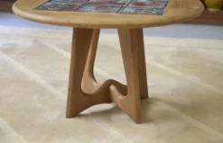 Guéridon/table basse en chêne par Guillerme et Chambron et céramique par Danikowski pour Votre Maison 1950’s