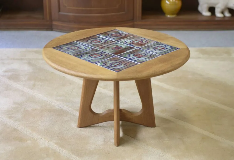 Guéridon/table basse en chêne par Guillerme et Chambron et céramique par Danikowski pour Votre Maison 1950’s