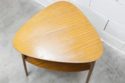 Guéridon / table basse tripode Bow Wood dessin Steiner pour Baumann 1960