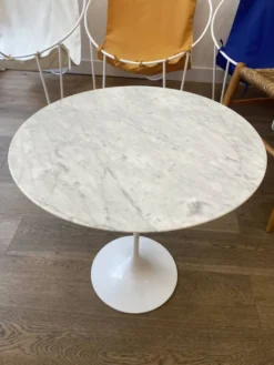 Guéridon « tulipe » - marbre statuarietto - eero saarinen, pour knoll