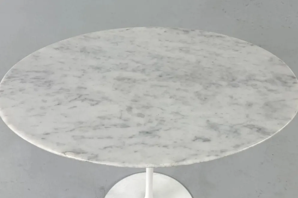 Guéridon Tulipe ovale par Eero Saarinen pour Knoll International – 1960