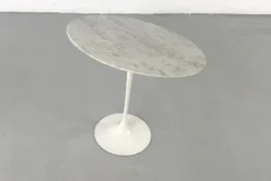 Guéridon Tulipe ovale par Eero Saarinen pour Knoll International – 1960