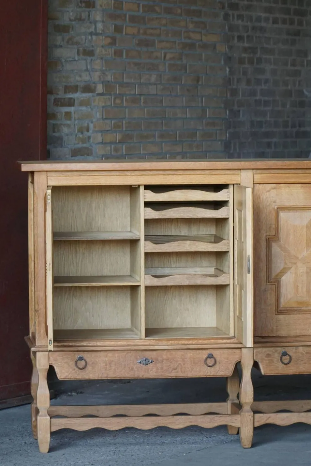 Henning Kjærnulf, Buffet en Oak, milieu du siècle danois, Nyrup Møbelfabrik, années 1960
