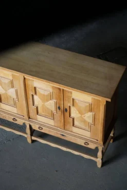 Henning Kjærnulf, Buffet en Oak, milieu du siècle danois, Nyrup Møbelfabrik, années 1960
