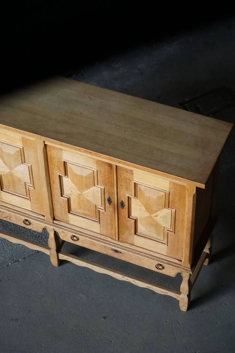 Henning Kjærnulf, Buffet en Oak, milieu du siècle danois, Nyrup Møbelfabrik, années 1960