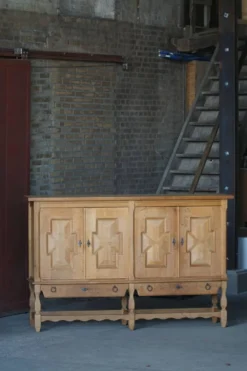 Henning Kjærnulf, Buffet en Oak, milieu du siècle danois, Nyrup Møbelfabrik, années 1960