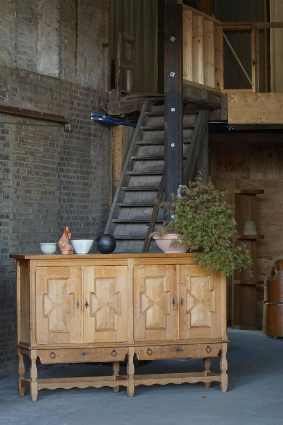 Henning Kjærnulf, Buffet en Oak, milieu du siècle danois, Nyrup Møbelfabrik, années 1960