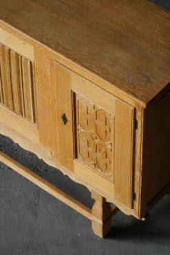 Henning Kjærnulf pour EG Møbler, buffet en Oak massif, moderne danois, années 1960