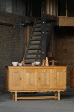 Henning Kjærnulf pour EG Møbler, buffet en Oak massif, moderne danois, années 1960