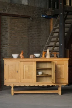 Henning Kjærnulf pour EG Møbler, buffet en Oak massif, moderne danois, années 1960