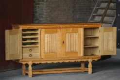 Henning Kjærnulf pour EG Møbler, buffet en Oak massif, moderne danois, années 1960