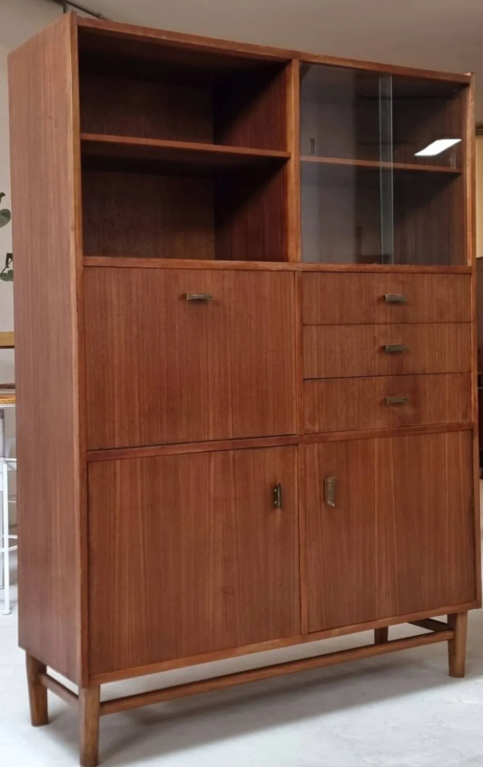 Highboard du milieu du siècle