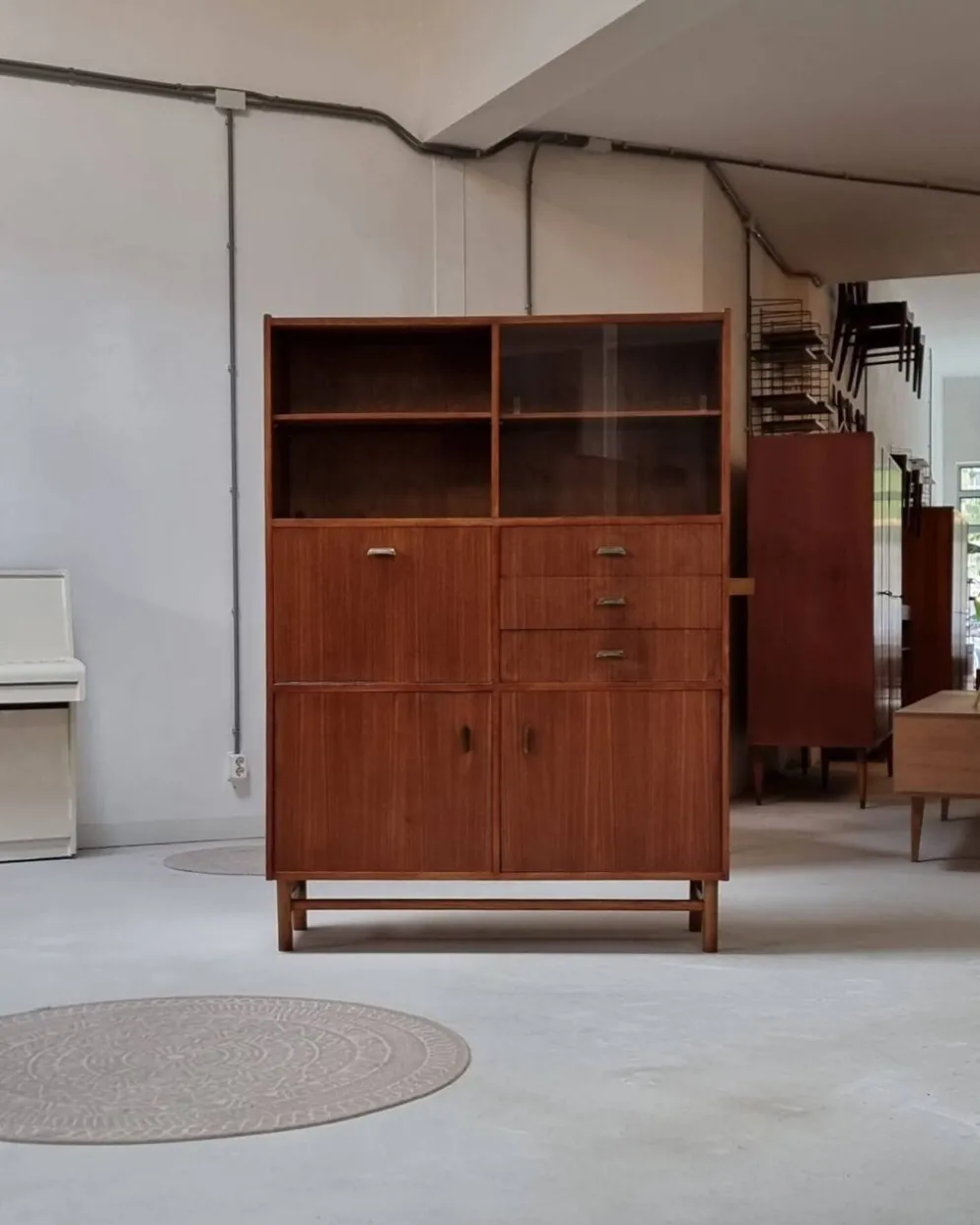 Highboard du milieu du siècle