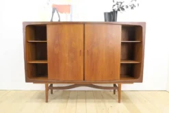Highboard en teck avec portes et tiroirs, années 1960