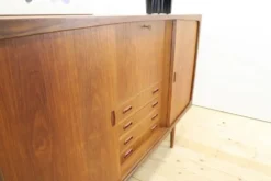 Highboard en teck avec portes et tiroirs, années 1960