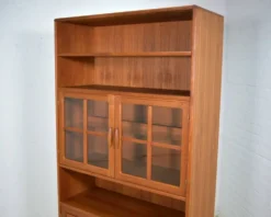 Highboard par Dyrlund vitrine en teck scandinave des années 1970 danoise