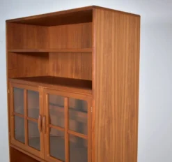 Highboard par Dyrlund vitrine en teck scandinave des années 1970 danoise