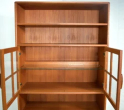 Highboard par Dyrlund vitrine en teck scandinave des années 1970 danoise