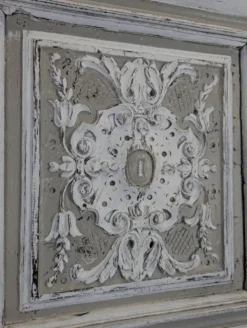 Homme debout de style Henri II en chêne sculpté patiné gris