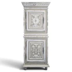 Homme debout de style Henri II en chêne sculpté patiné gris